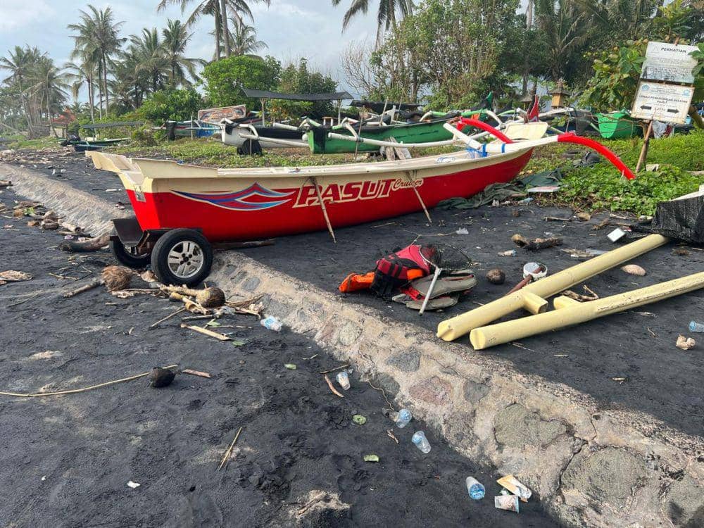 Jukung yang digunakan menyelamatkan korban terseret arus di Pantai Pasut Tabanan (Dok.IDN Times/istimewa)