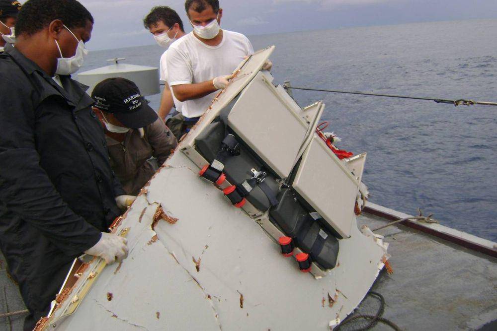 Angkatan Laut Brasil membantu mencari puing-puing pesawat Air France Airbus 447 (commons.wikimedia.org/Marinha do Brasil)