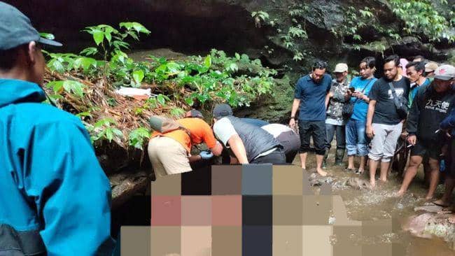 Evakuasi jenazah yang hanyut di aliran sungai pembatasan Desa Wringinano, Kecamatan Poncokusumo dan Desa Duwet Krajan, Kecamatan Tumpang. (Dok. Polsek Poncokusumo)