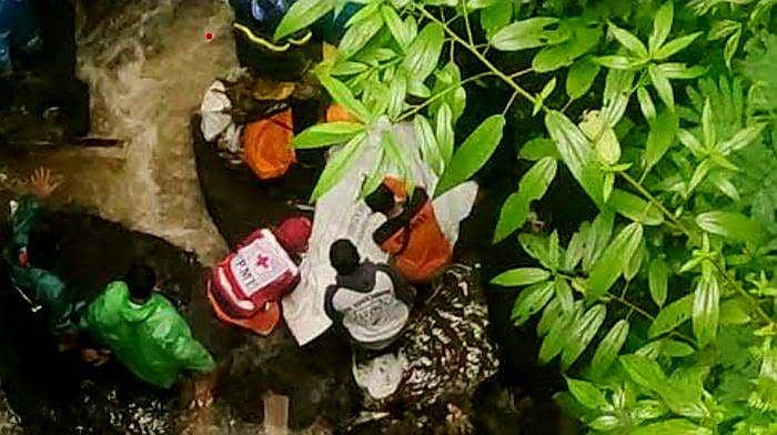 Evakuasi jenazah yang hanyut di aliran sungai pembatasan Desa Wringinano, Kecamatan Poncokusumo dan Desa Duwet Krajan, Kecamatan Tumpang. (Dok. Polsek Poncokusumo)