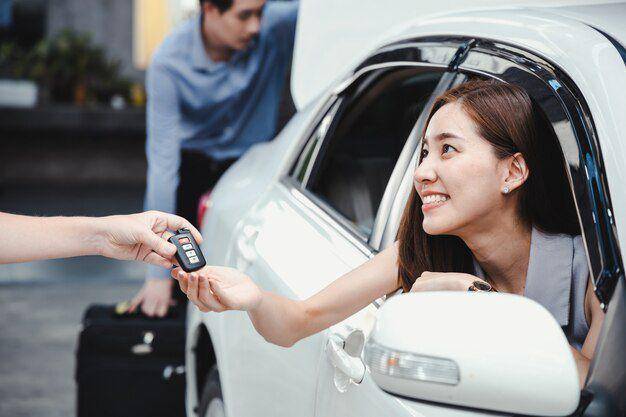 Ilustrasi sewa mobil untuk wisata. Freepik