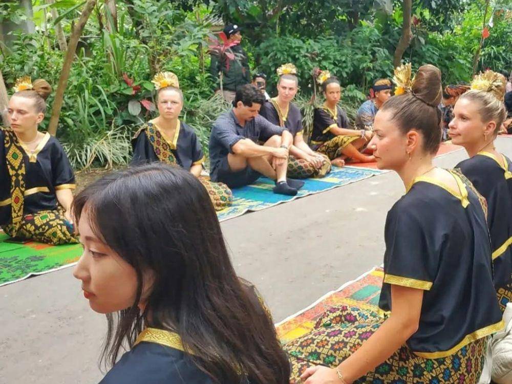 Wisatawan asing saat mengikuti kegiatan Nature Fest Tete Batu (Facebook/Nature Fest Tete Batu)