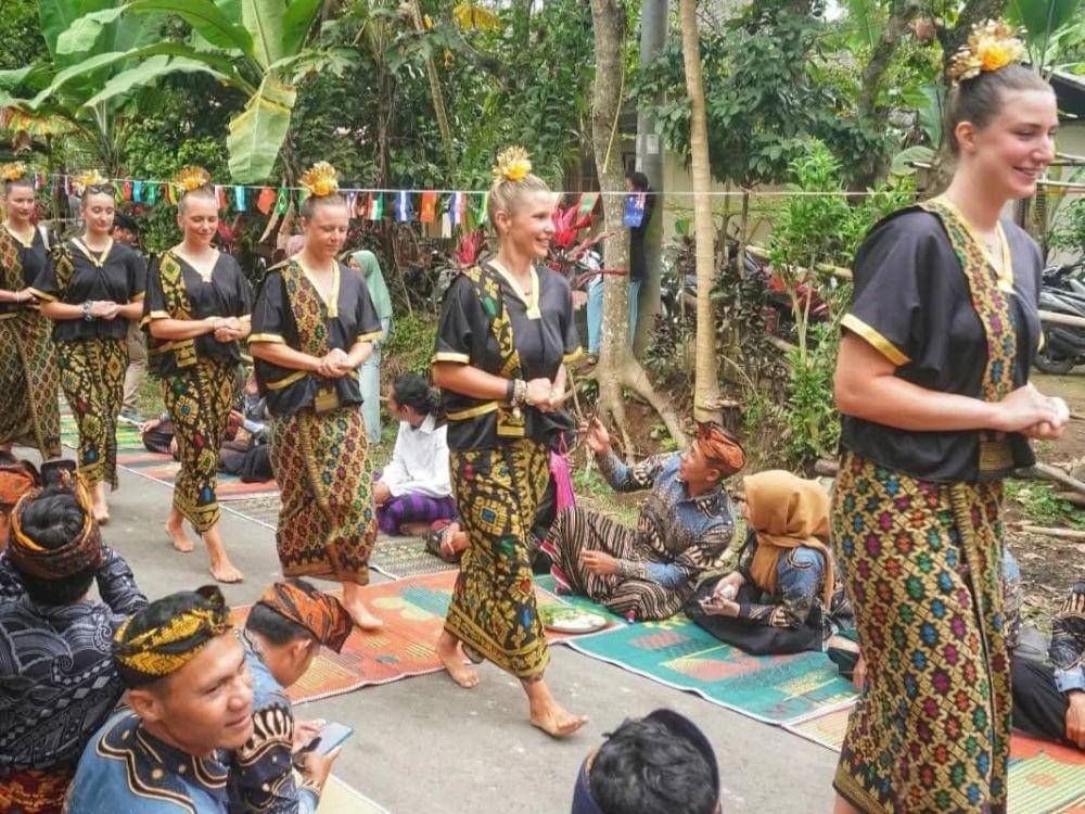 Wisatawan asing saat mengikuti event Tete Batu Nature Fest (Facebook/Nature Fest Tete Batu)