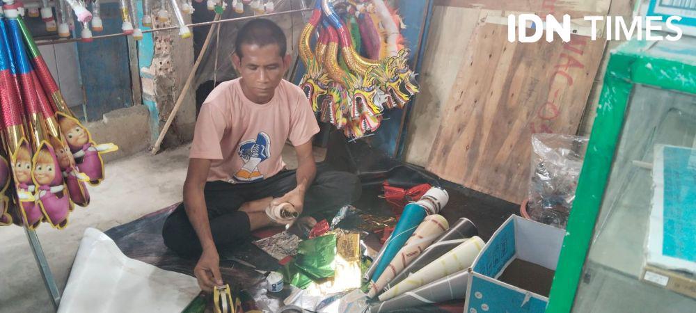 Cuan Warga Palembang Bikin Terompet Tahun Baru dari Limbah Kalender