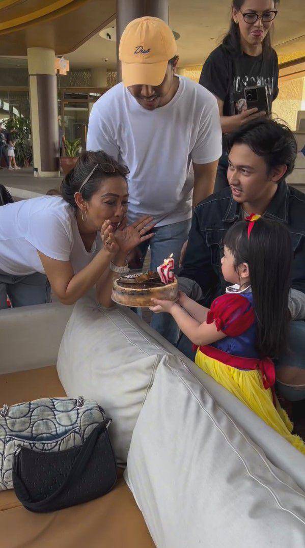 potret kejutan ulang tahun ibu mertua Felicya Angelista (instagram.com/felicyangelista_)