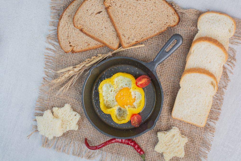 Ilustrasi sarapan telur dengan roti (freepik.com/azerbaijan_stockers)