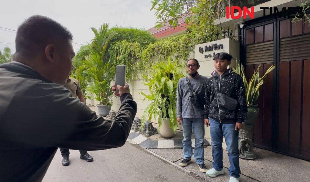 Warga berswafoto di depan rumah Presiden ke-7 Jokowi di kediamanya di Sumber, Solo. (IDN Times/Larasati Rey)