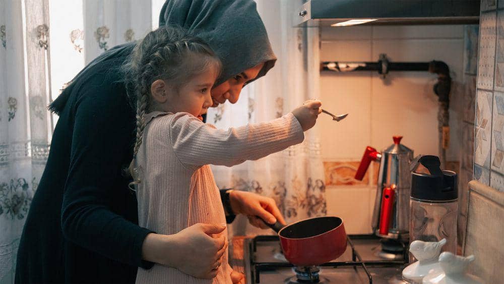 Ilustrasi memasak bareng keluarga. (Pixabay.com/MatlaBrand)