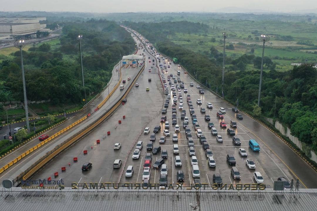 Arus lalu lintas saat libur Natal 2024, di gerbang tol Kalihurip.