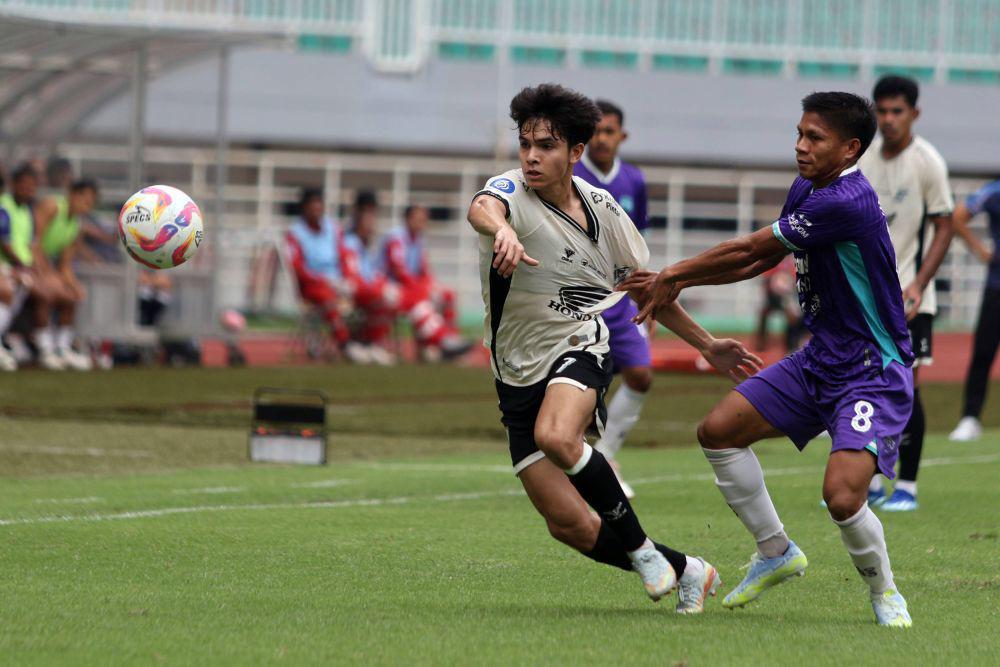 Pesepak bola Persita Fahreza Sudin (kanan) berusaha menghalau pesepak bola PSM Makassar Victor Dethan (kiri) dalam lanjutan BRI Liga 1 di Stadion Pakansari, Kabupaten Bogor, Jawa Barat, Minggu (29/12/2024). ANTARA FOTO/Yulius Satria Wijaya/YU