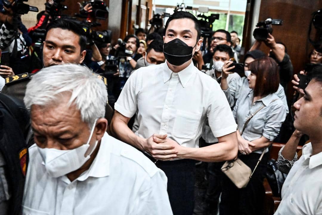 Dua terdakwa kasus dugaan korupsi tata niaga komoditas timah di wilayah izin usaha pertambangan (IUP) PT Timah tahun 2015-2022 Harvey Moeis (tengah) bersiap menjalani sidang putusan di Pengadilan Tipikor, Jakarta, Senin (23/12). ANTARA FOTO/Aprillio Akbar