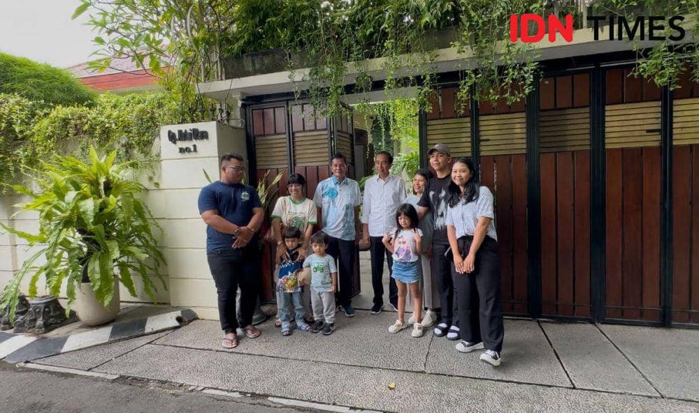 Warga berswafoto bersama Presiden ke-7 Jokowi di kediamanya di Sumber, Solo. (IDN Times/Larasati Rey)