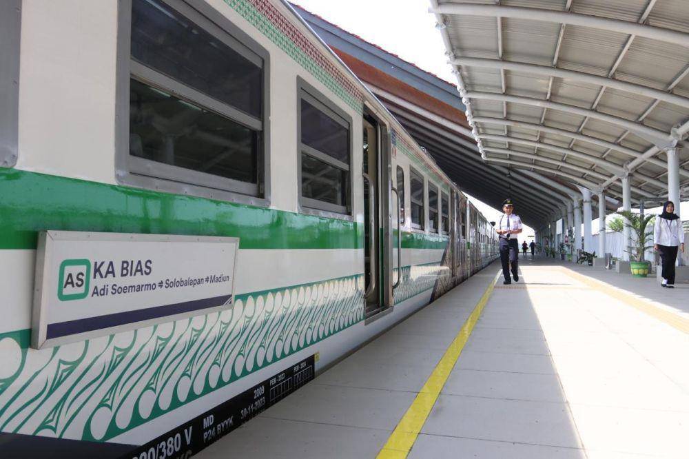 KA BIAS rute Bandara Adi Soemarmo – Madiun berhenti di Stasiun Solo Balapan. (Dok/Istimewa)
