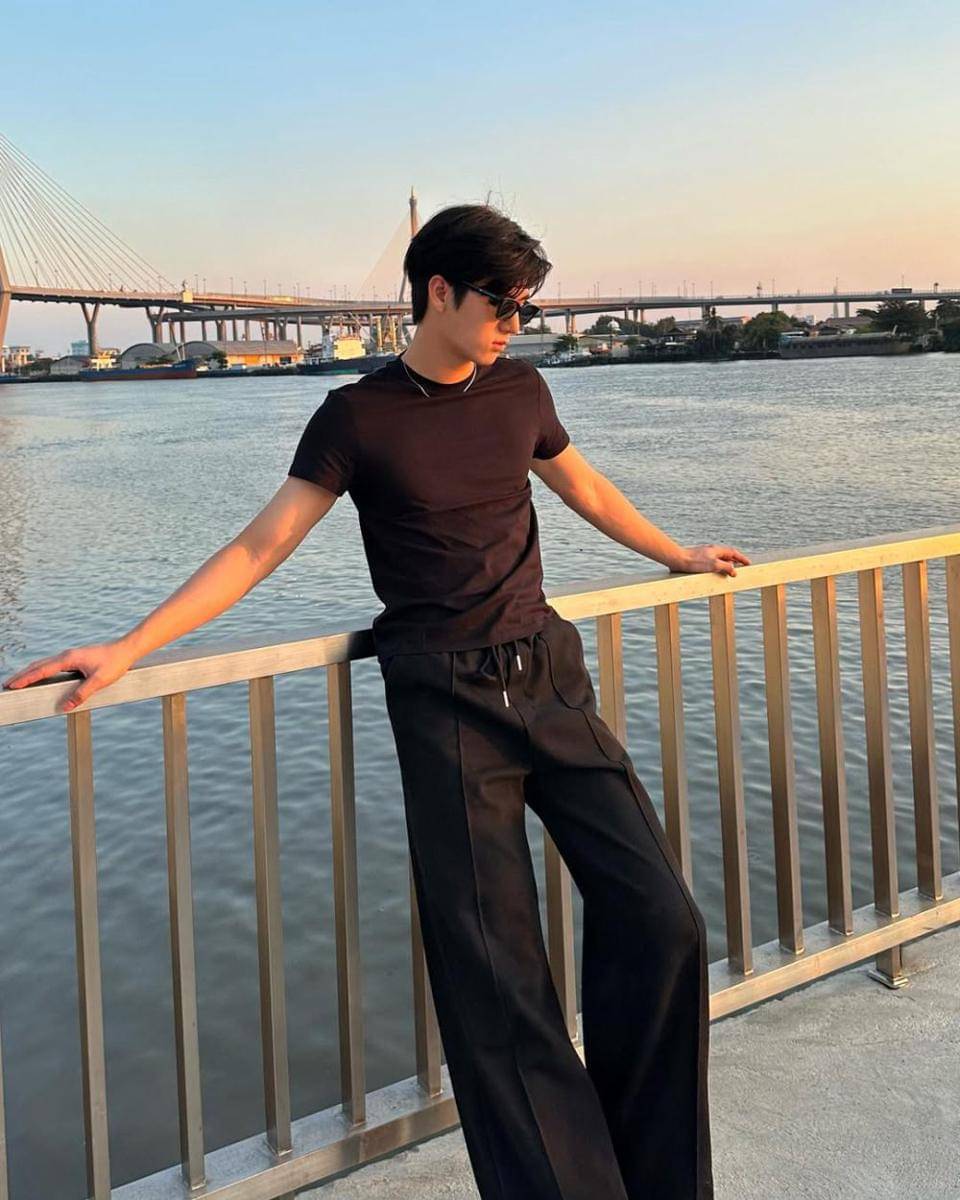 potret black outfit buat hangout ala Mos Panuwat (instagram.com/moslhong)