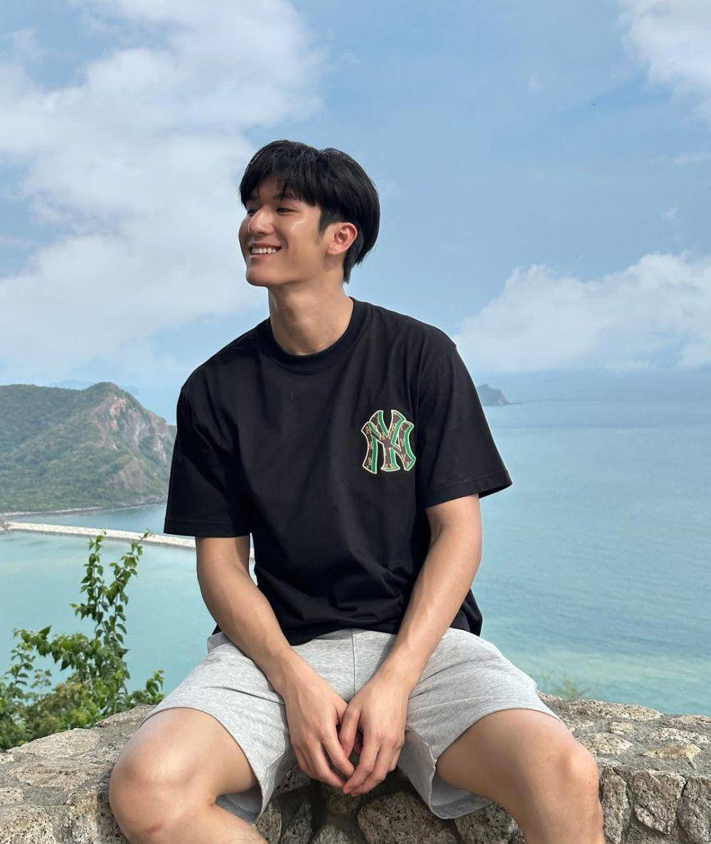 potret black outfit buat hangout ala Mos Panuwat (instagram.com/moslhong)