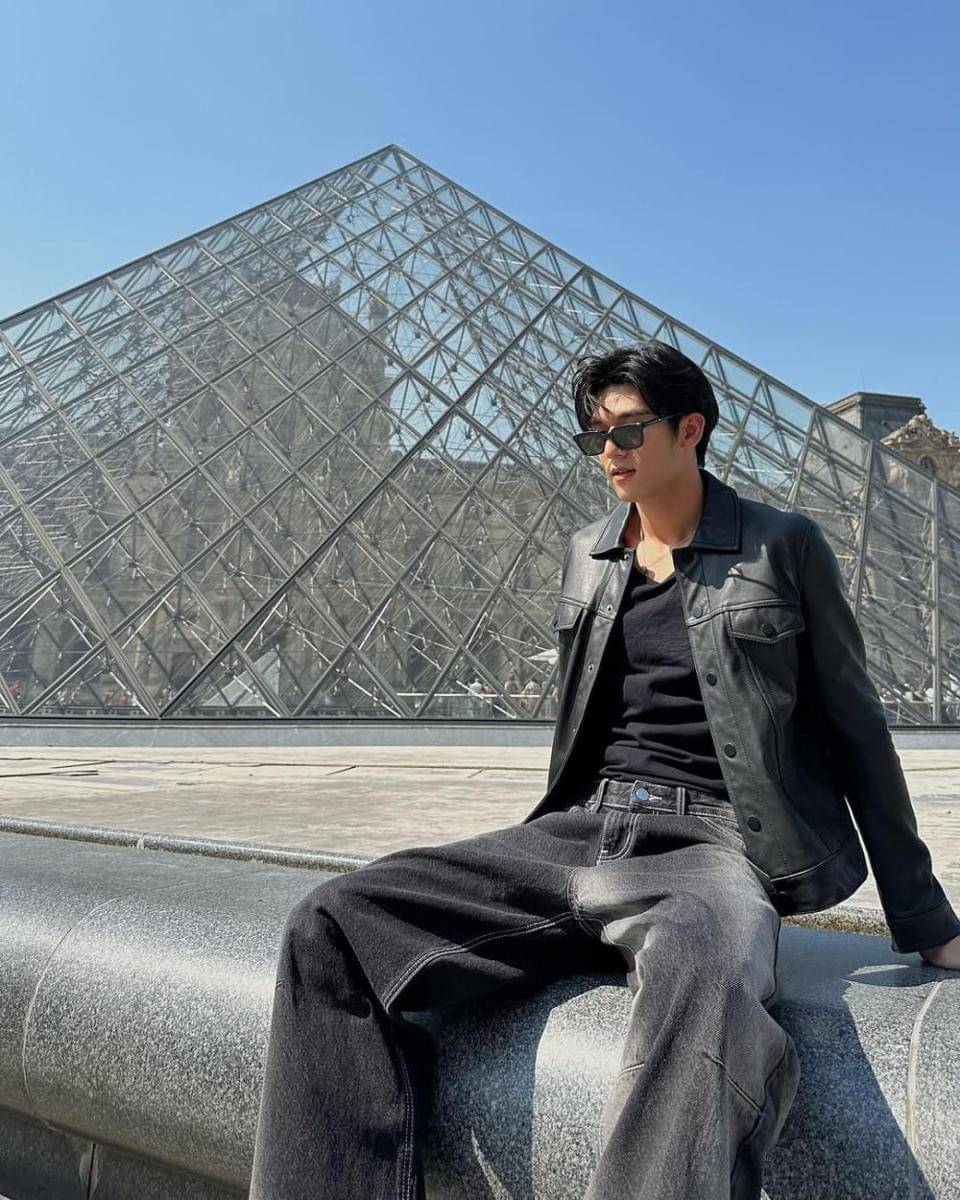 potret black outfit buat hangout ala Mos Panuwat (instagram.com/moslhong)