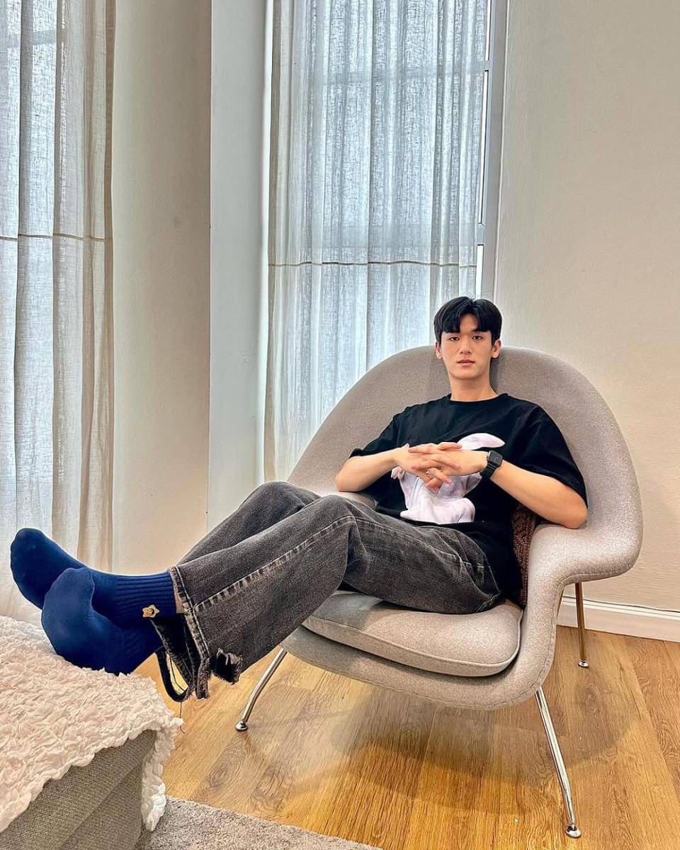 potret black outfit buat hangout ala Mos Panuwat (instagram.com/moslhong)