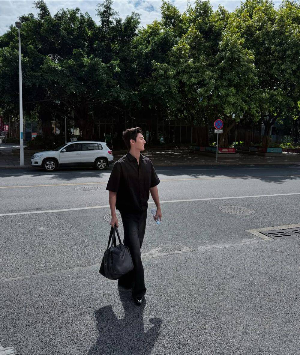 potret black outfit buat hangout ala Mos Panuwat (instagram.com/moslhong)