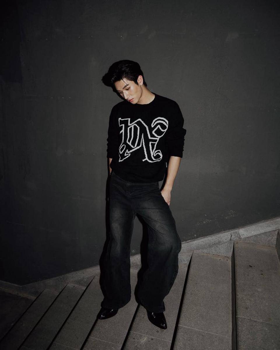potret black outfit buat hangout ala Mos Panuwat (instagram.com/moslhong)
