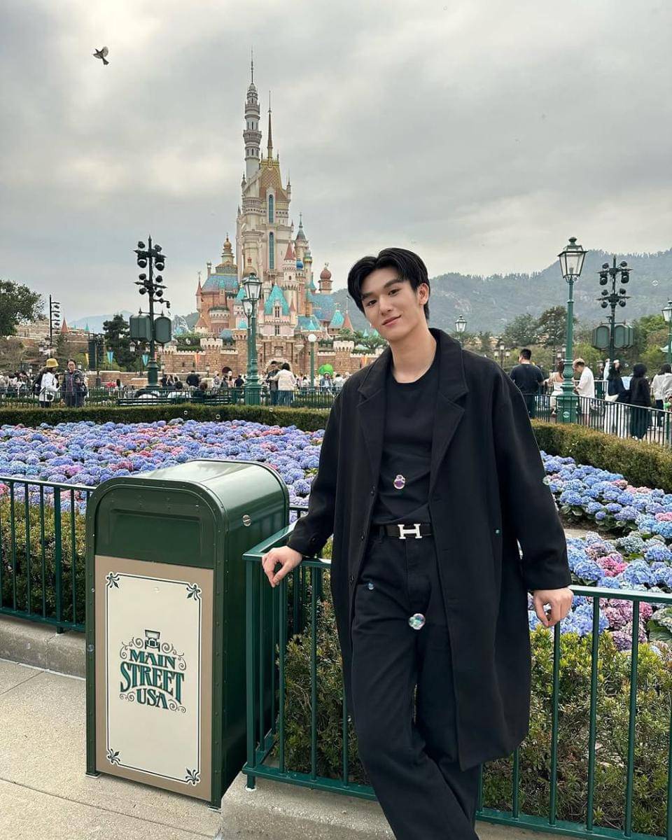 potret black outfit buat hangout ala Mos Panuwat (instagram.com/moslhong)