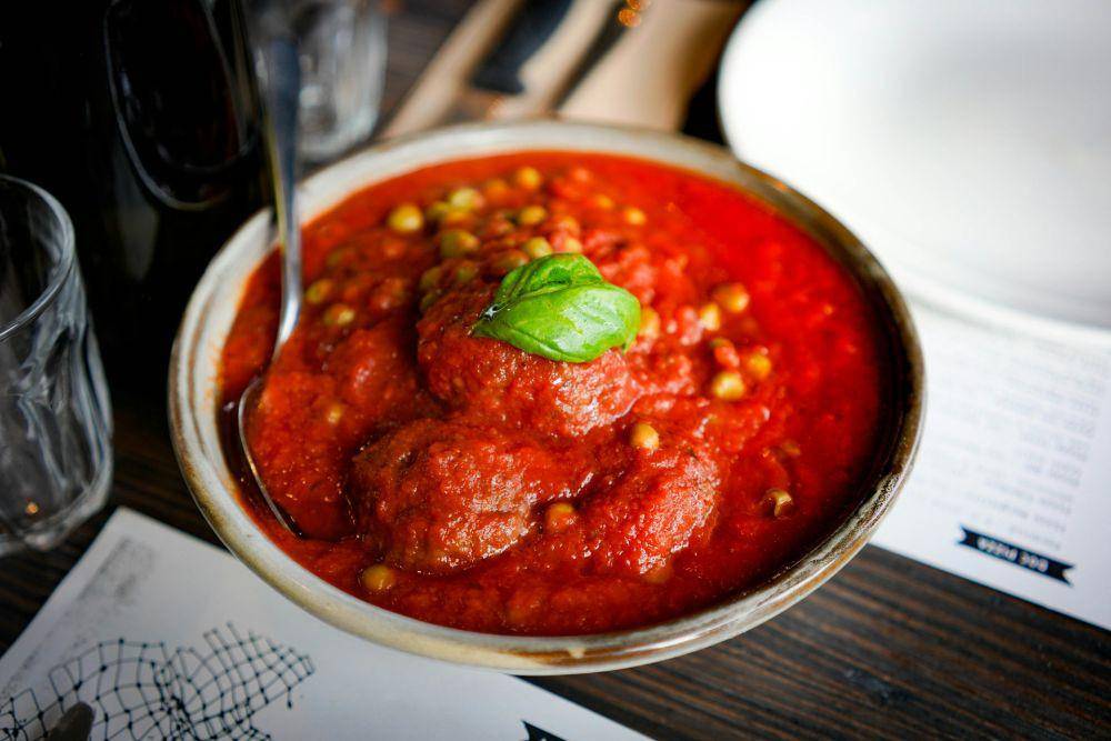 Ilustrasi italian meatballs (unsplash.com/Fidel Fernando)