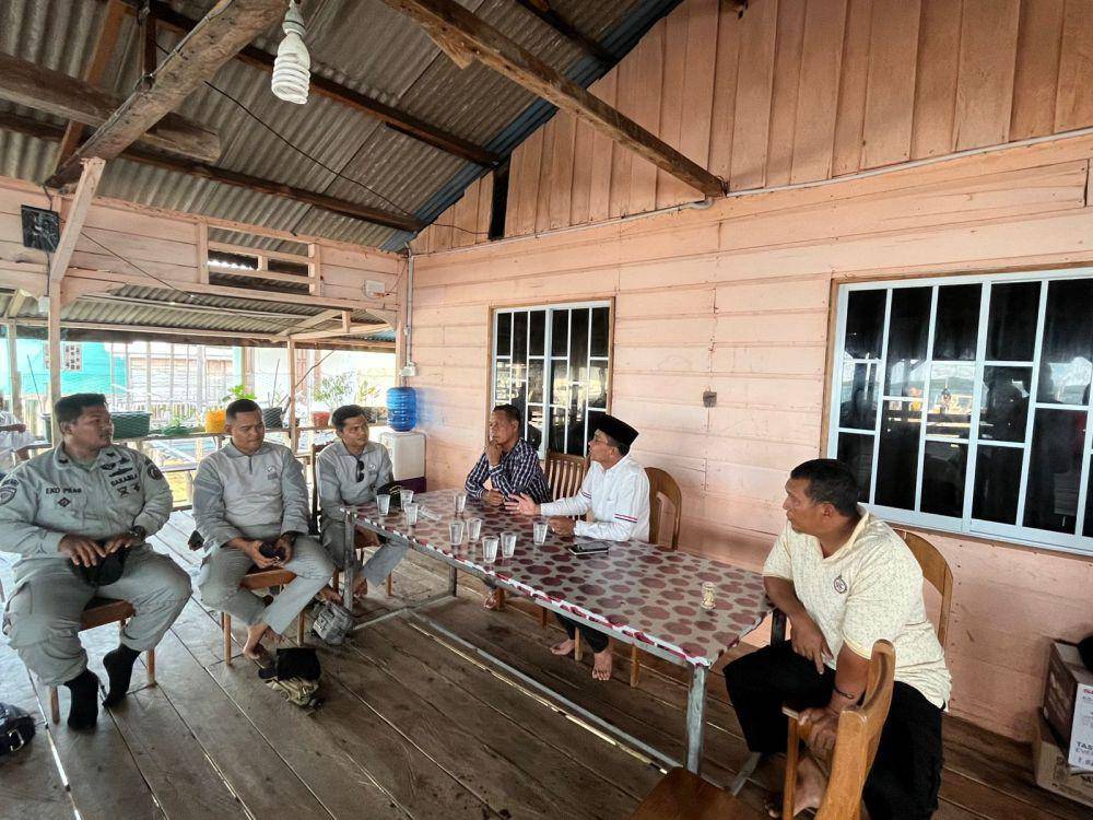 Personel Bakamla menggali informasi peristiwa intimidasi yang diduga dilakukan oleh Polisi Maritim Singapura. (Dokumentasi Bakamla)