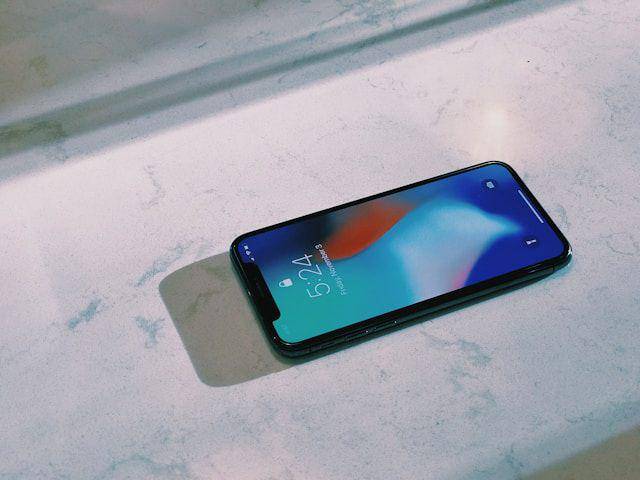 iPhone X (unsplash.com/@kobster)