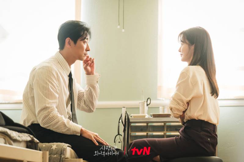 Joo Ji Hoon dan Jung Yu Mi di drama Love Your Enemy (Dok. tvN/Love Your Enemy)