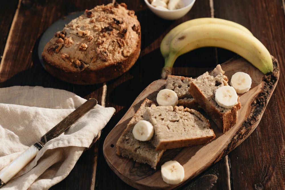 Punya Pisang Matang di Rumah? Coba Resep Choco Banana Bread Simpel