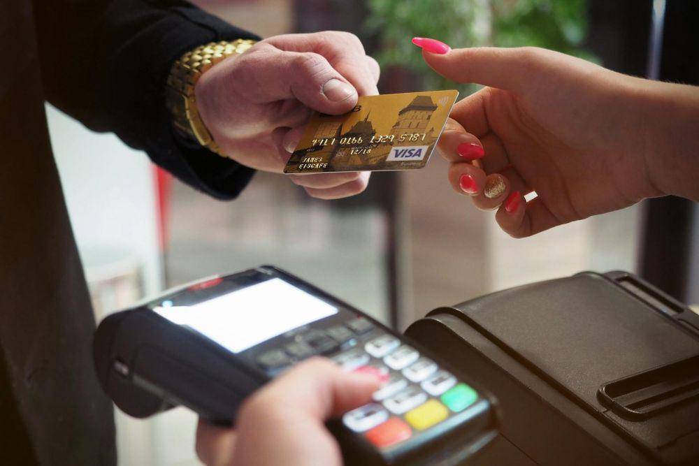 ilustrasi menggunakan kartu debit (pexels.com/@energepic com)