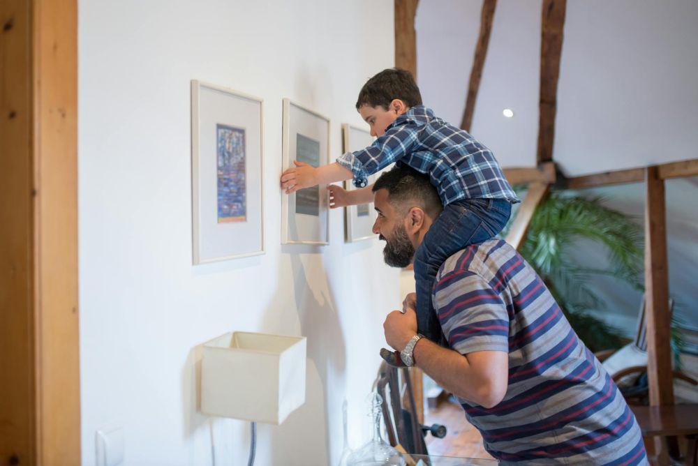 5 Tips Membuat Galeri Foto Keluarga di Dinding, Bukan Asal Pajang