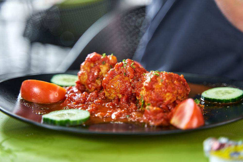 ilustrasi bola daging sambal goreng (pexels.com/Wijs (Wise))