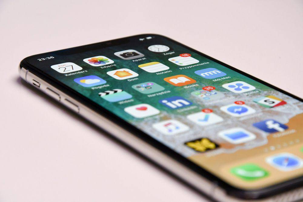 iPhone X (unsplash.com/@pemmax)