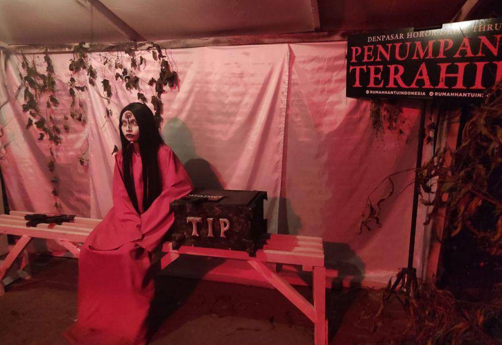 Salah satu sosok hantu di dalam rumah hantu Penumpang Terahir. (dok. pribadi/Ari Budiadnyana)