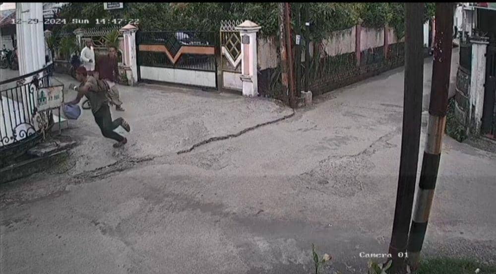Pura-Pura Salat, Pria Palembang Bonyok Gagal Curi Motor di Masjid