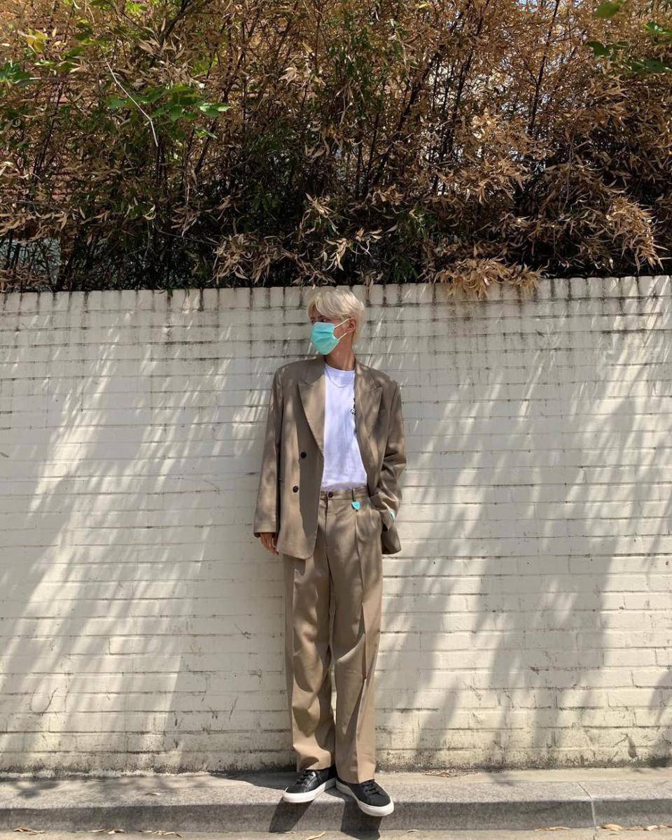 outfit earth tone ala Lee Jin Hyuk (instagram.com/ljh_babysun)