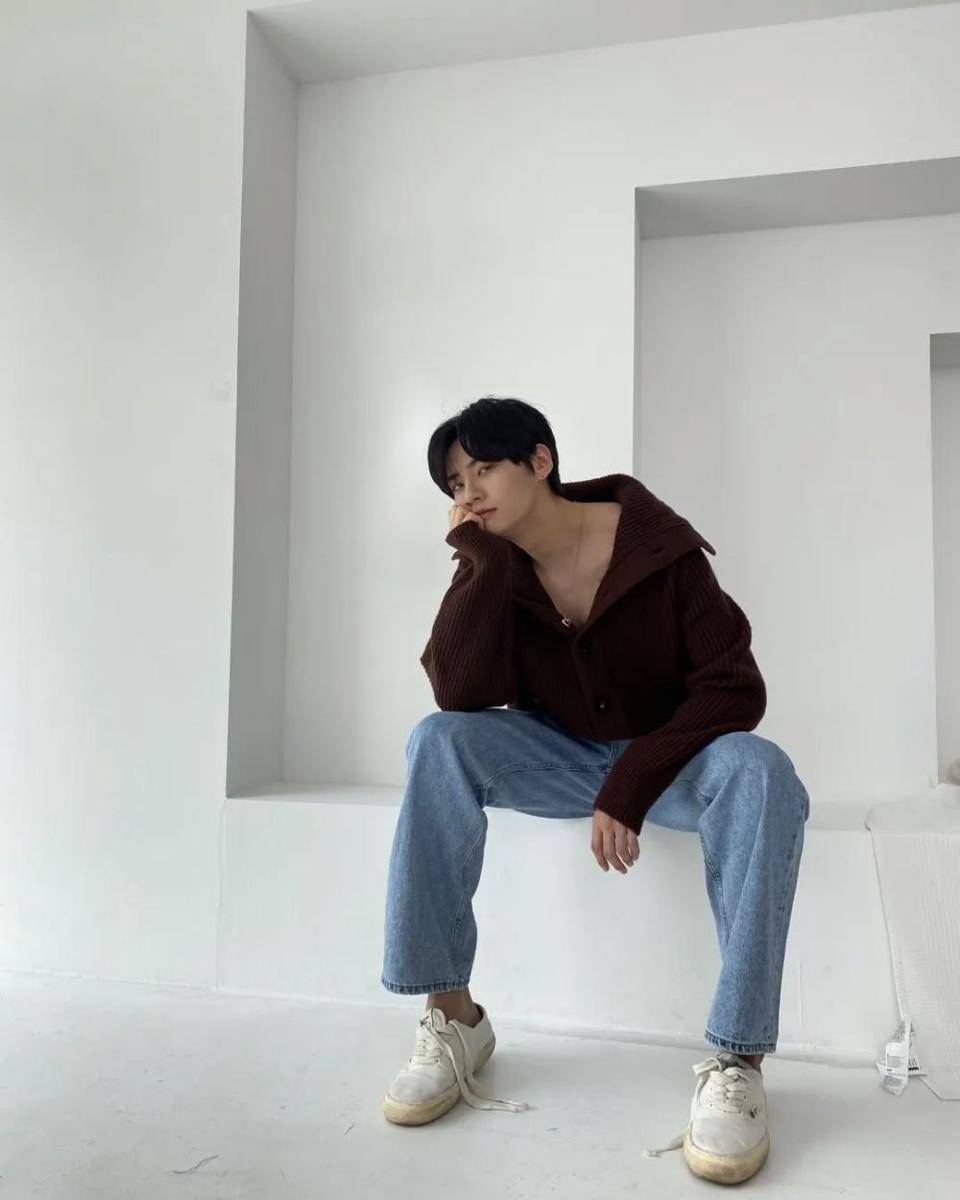 outfit earth tone ala Lee Jin Hyuk (instagram.com/ljh_babysun)