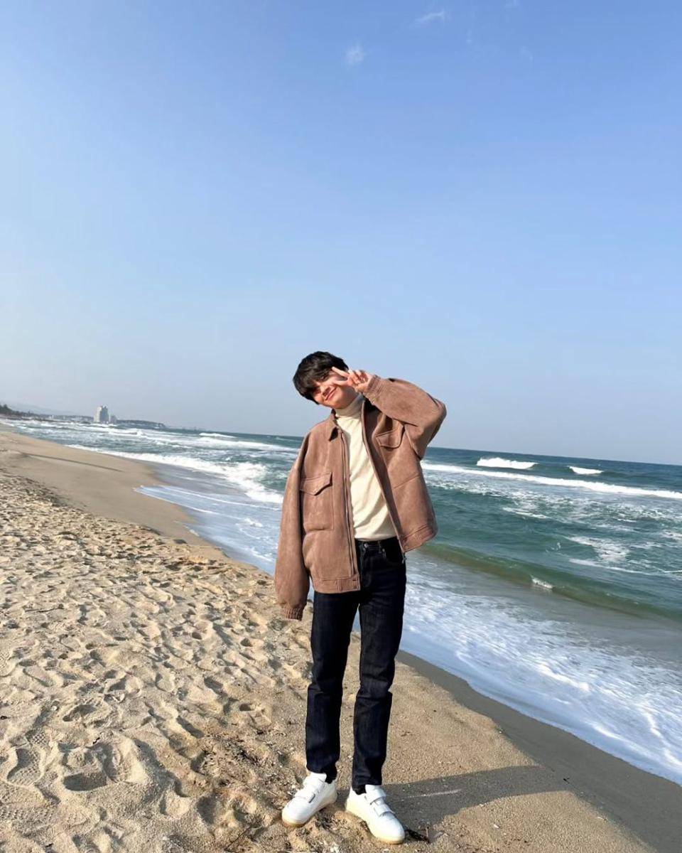 outfit earth tone ala Lee Jin Hyuk (instagram.com/ljh_babysun)
