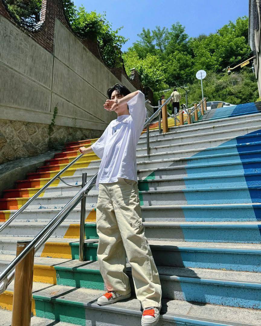 outfit earth tone ala Lee Jin Hyuk (instagram.com/ljh_babysun)