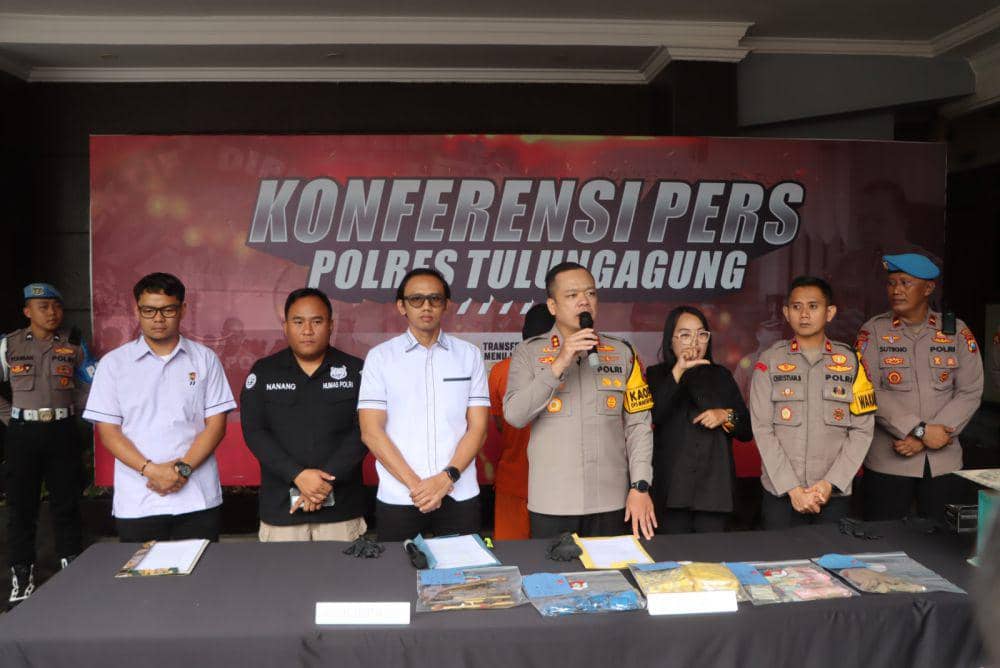 Polisi merilis hasil ungkap pengoplosan gas elpiji. IDN Times/ istimewa