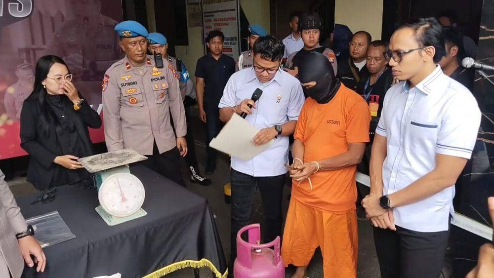 Tersangka saat dikeler Satreskrim Polres Tulungagung. IDN Times/ istimewa