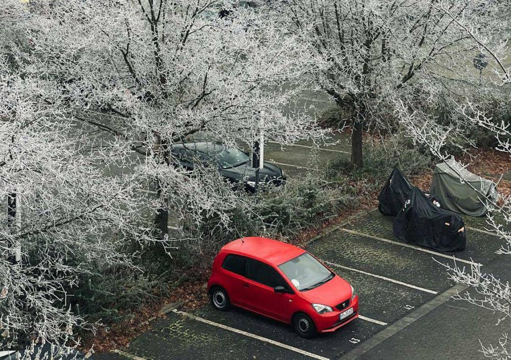 ilustrasi memarkirkan mobil di tempat teduh (pexels.com/emon)