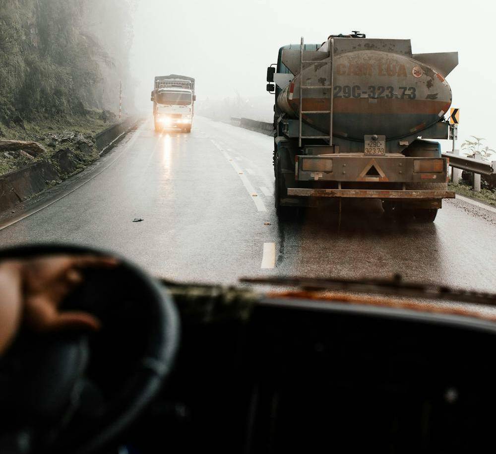 ilustrasi jaga jarak aman saat mengemudikan truk (pexels.com/rachel claire)