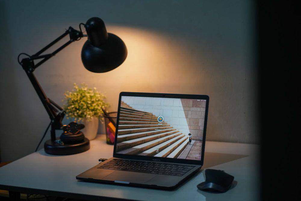 Ilustrasi lampu meja (pexels.com/Andra Purwadi)