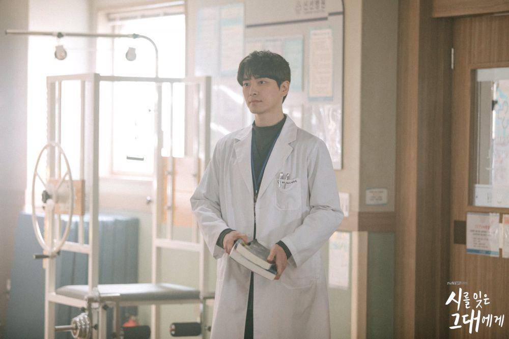 cuplikan peran Lee Joon Hyuk di drama A Poem A Day (dok. TVN/A Poem A Day)