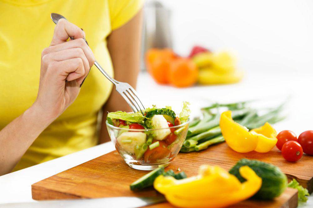Ilustrasi  makan salad (freepik.com/freepic.diller)