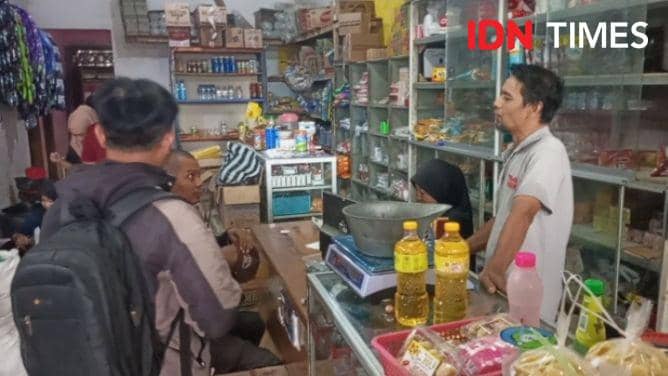 Pedagang dan pembeli sama sama keluhkan salah satu faktor yang picu kenaikan harga seperti tarif PPN 12 persen, Selasa (31/12/2024).(IDN Times/Cokie Sutrisno)