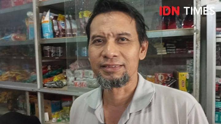 Sofyan, pemilik toko kelontong di Pasar Thengok Tinggarjaya saat menceritakan kenaikan harga diakhir tahun 2024, Selasa (31/12/2024).(IDN Times/Cokie Sutrisno)