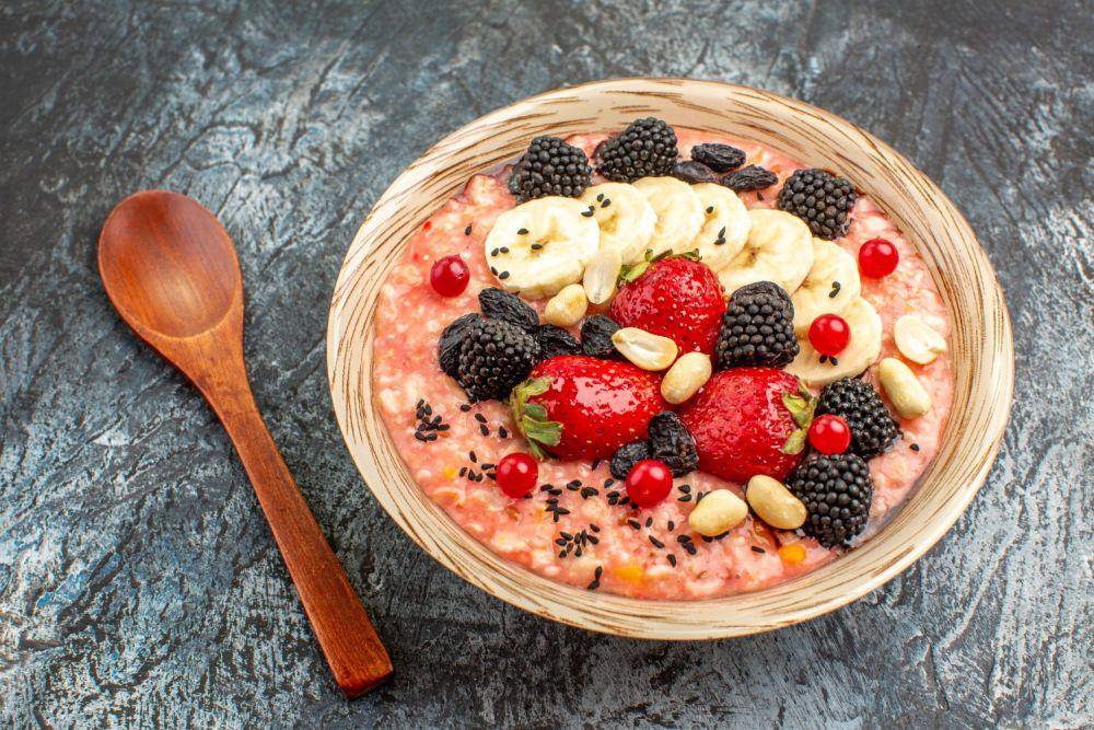 Ilustrasi oat dengan topping buah segar (freepik.com/KamranAydinov)