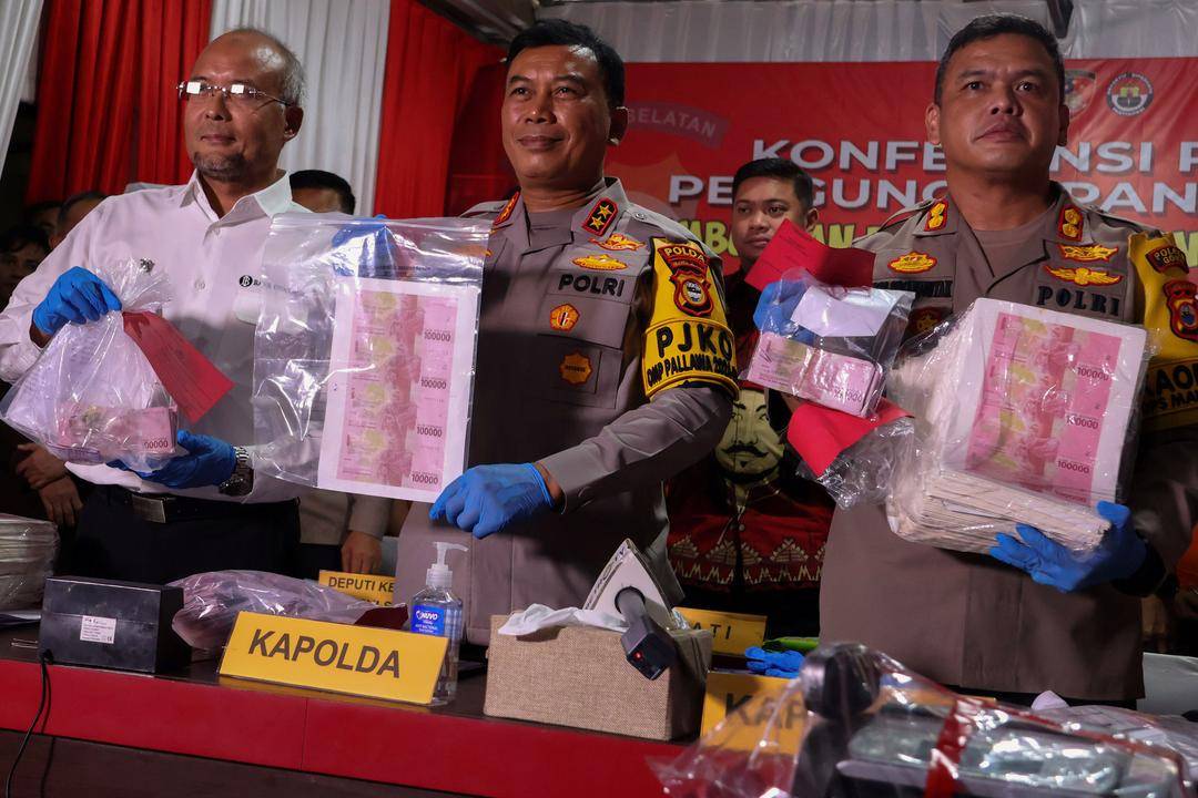 Polres Gowa merilis kasus pembuatan dan peredaran uang palsu yang melibatkan oknum pegawai UIN Alauddin Makassar. ANTARA FOTO/Arnas Padda